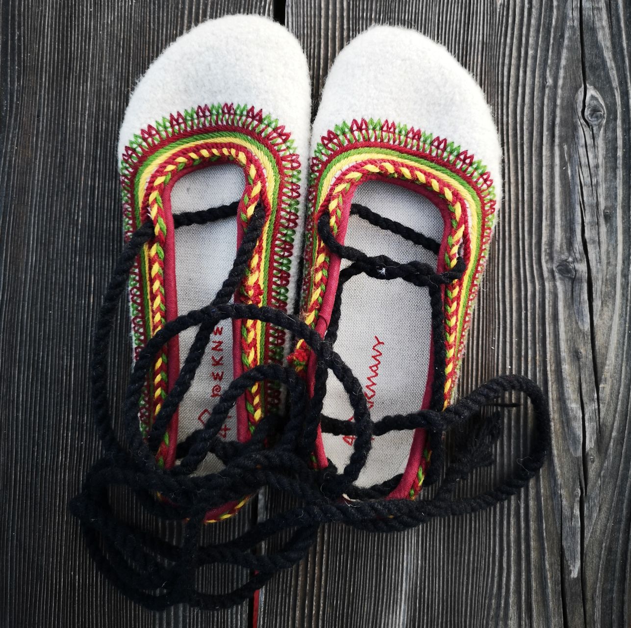 Papučky tradičné s nohavlákmi - Habatki sú čičmanské tradičné papučky@vonkajší materiál: 100% ovčie súknovnútroný materiál: 100% ľanvýšivka ručná